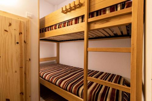quelques lits superposés dans une chambre dans l'établissement Les Chalets De Bois MÉan - A - Bel appartement rénové sur les Orres 1800 MAE-6581, aux Orres
