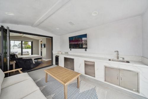 Η κουζίνα ή μικρή κουζίνα στο Epitome of Newport Beach Living Steps from Beach