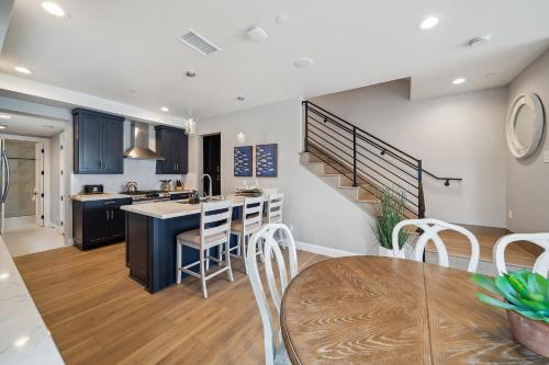 Φωτογραφία από το άλμπουμ του Epitome of Newport Beach Living Steps from Beach σε Νιούπορτ Μπιτς