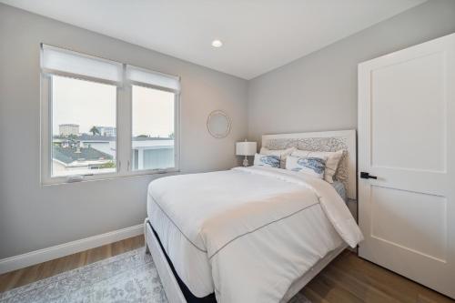 Ένα ή περισσότερα κρεβάτια σε δωμάτιο στο Epitome of Newport Beach Living Steps from Beach
