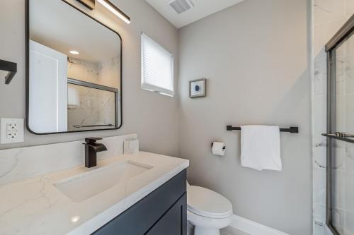 Ένα μπάνιο στο Epitome of Newport Beach Living Steps from Beach