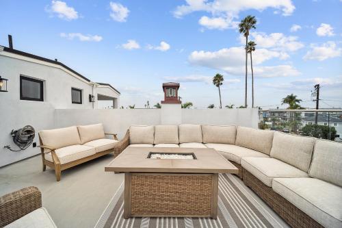 Χώρος καθιστικού στο Epitome of Newport Beach Living Steps from Beach