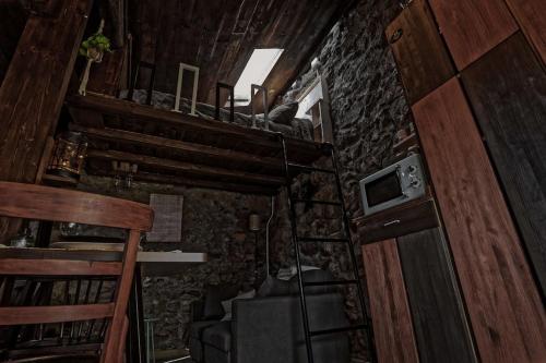 a room with a staircase and a room with a microwave at cabaña do rei in Betán