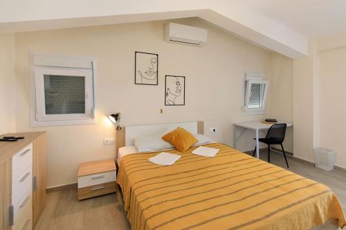 En eller flere senge i et værelse på Glaros Premium Deluxe House