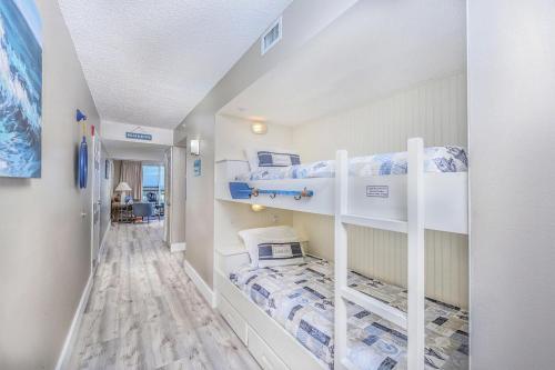 Кровать или кровати в номере Pelican Beach Resort 308