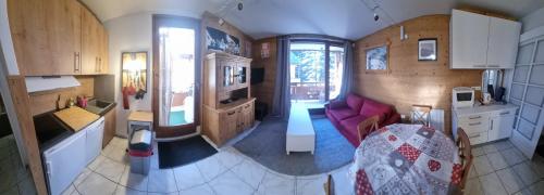- une petite cuisine et un salon dans une petite maison dans l'établissement Les Grenadines 2, à Les Deux Alpes