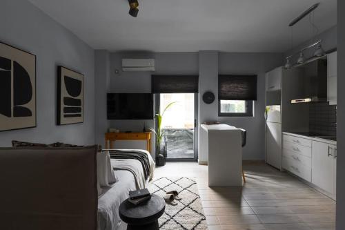 Piraeus Gem - Netflix, Nespresso and Style