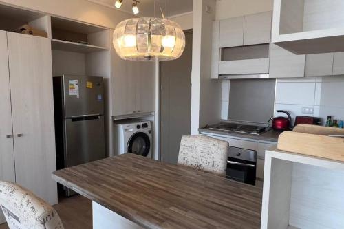 eine Küche mit einem Holztisch und Stühlen in der Unterkunft Los Andes Departamento Mariposa in Los Andes