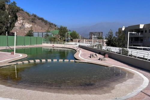 einem großen Wasserbecken vor einem Gebäude in der Unterkunft Los Andes Departamento Mariposa in Los Andes