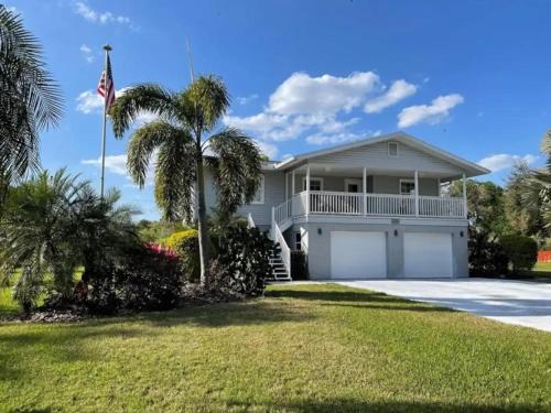a house with a palm tree and a flag at Private Rooms In Bradenton - Close to Sarasota in Bradenton