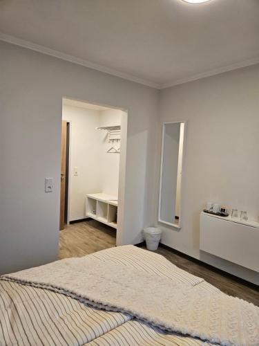En eller flere senge i et værelse på Medelby Inn