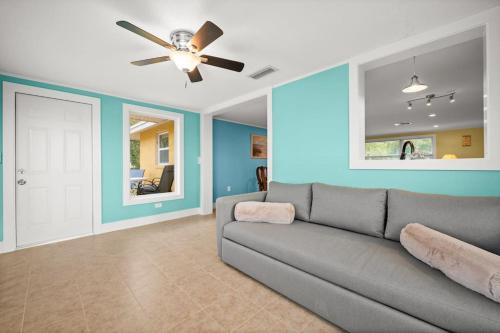 a living room with a couch and a ceiling fan at Sunny house 2mil beach in Nokomis