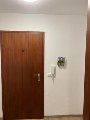 a wooden door in a room with a wall at Apartment Nr 7 am Stuttgarter Flughafen und Messe in Leinfelden-Echterdingen