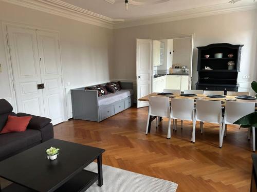 un salon avec une table et un canapé dans l'établissement Au moulin, à Romanswiller