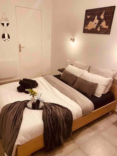 une chambre avec un grand lit avec des draps blancs dans l'établissement Logement entier 3P proche centre ville, à Saint-Quentin