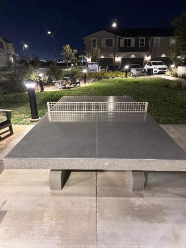 Kemudahan pingpong di 洛杉矶安大略温水泳池三房别墅 atau berdekatan