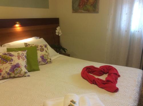 Una cama o camas en una habitación de Albergo Trattoria Fioravante