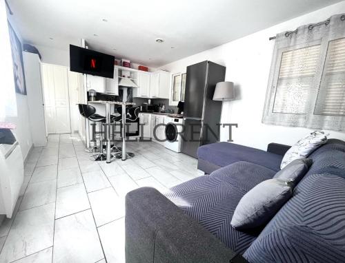 un salon avec un canapé et une cuisine dans l'établissement Deux pièces grand confort - A la frontière Monégasques, à Beausoleil