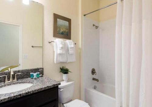 Stunning Home wPrivate Pool, minutes from Disney photo 46