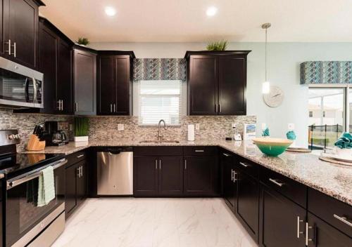Stunning Home wPrivate Pool, minutes from Disney photo 58