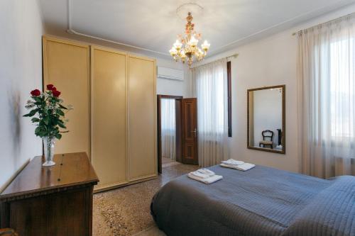 Un pat sau paturi într-o cameră la Residenza Dei Dogi