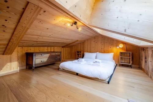 une chambre avec un grand lit dans un grenier dans l'établissement Marmotte Mountain Pic Vert, à Chamonix-Mont-Blanc