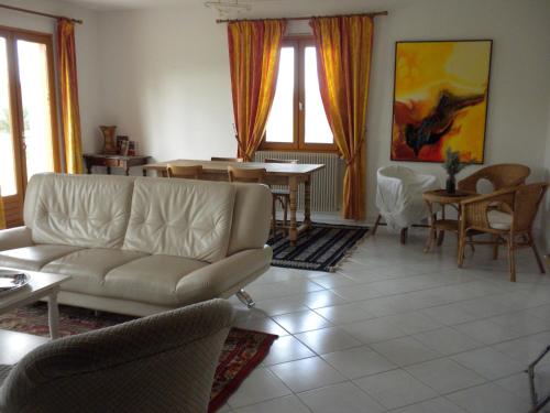 sala de estar con sofá y mesa en Maison de Vacances de Récailleau en Nérac