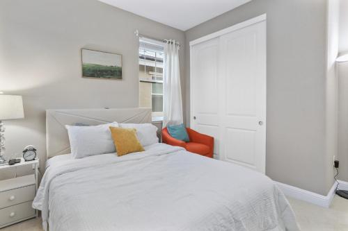 Ένα ή περισσότερα κρεβάτια σε δωμάτιο στο Placid Vibe Spacious 7-BR with Free Parking