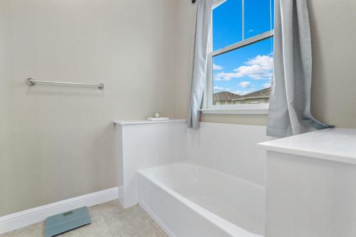Ένα μπάνιο στο Placid Vibe Spacious 7-BR with Free Parking