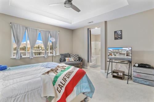 Ένα ή περισσότερα κρεβάτια σε δωμάτιο στο Placid Vibe Spacious 7-BR with Free Parking
