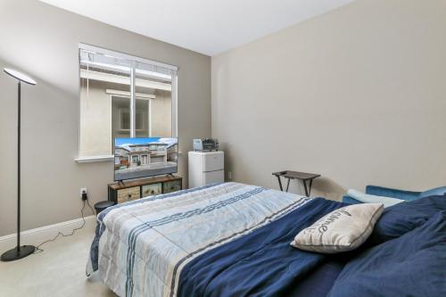 Ένα ή περισσότερα κρεβάτια σε δωμάτιο στο Placid Vibe Spacious 7-BR with Free Parking