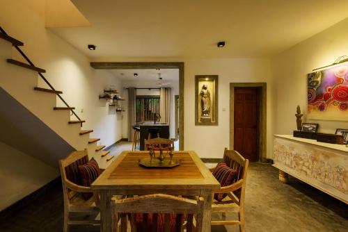 a dining room with a wooden table and chairs at Villa 105 in Polgasowita