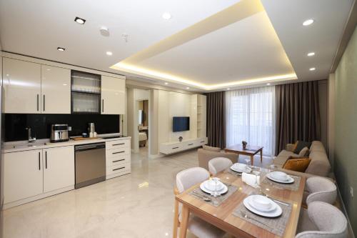 Η κουζίνα ή μικρή κουζίνα στο Anemon Diyarbakır Suit Hotel