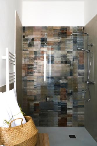a bathroom with a shower with a glass door at Le Nespole in San Benedetto del Tronto