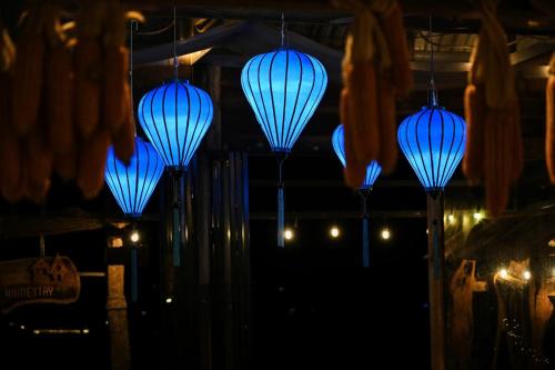 a group of blue lights hanging from the ceiling at Nhiên Farm Homestay in Xuân Trường