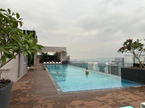 una piscina en la azotea de un edificio en KL Sentral Monorail 4 pax Family KL City View Infinity Sky Pool, en Kuala Lumpur