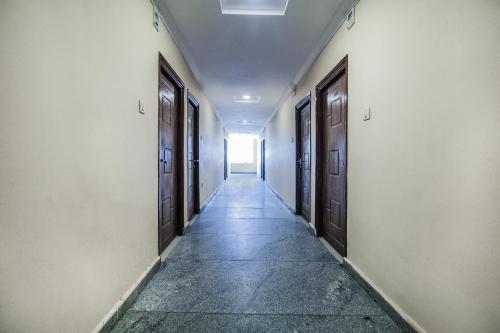 SecunderābādHotel O Grand Brundavan的一条空的走廊,有棕色的门和走廊