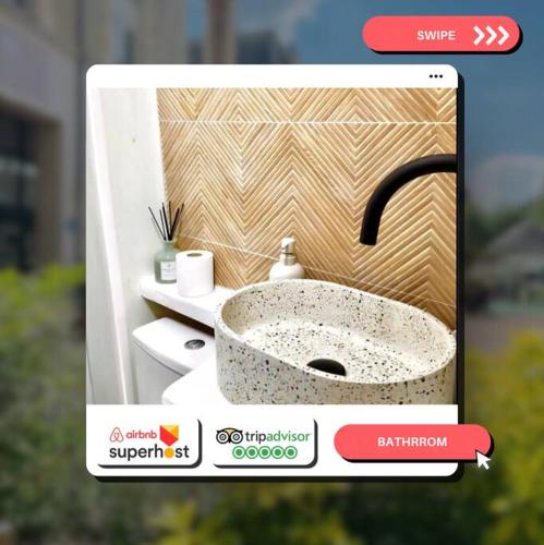 une photo d'un lavabo dans la salle de bains sur un site web dans l'établissement Paris Porte de Versailles - Near Metro, à Issy-les-Moulineaux