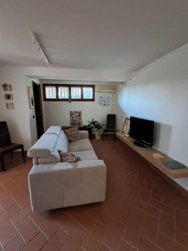 a living room with a couch and a flat screen tv at la taverna di Caterina in Pontassieve