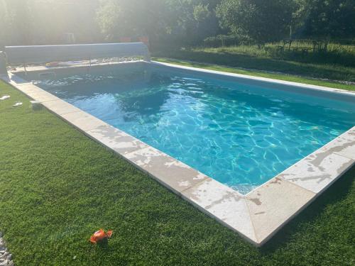 an overhead view of a swimming pool in a yard at Chez Odette chambre Erable et Glycine in Esnoms-au-Val
