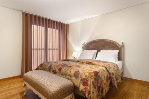 Chateau Apartments tesisinde bir odada yatak veya yataklar
