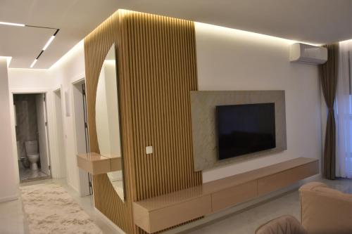 Una televisión o centro de entretenimiento en Luxory Apartaments