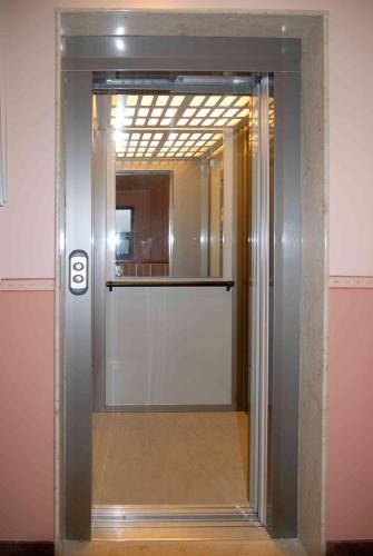 an elevator door in a building with the number eight at Le Giare B&B in Riposto