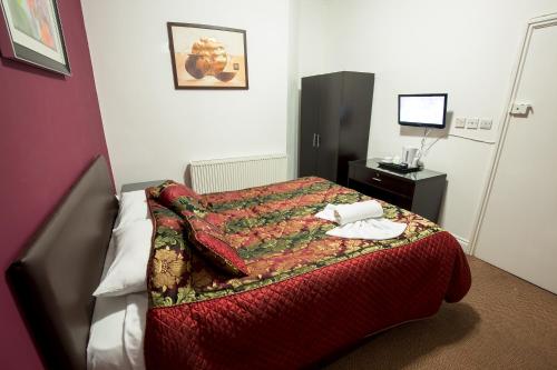 Ліжко або ліжка в номері Cranford Hotel