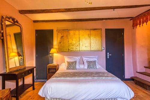 Postel nebo postele na pokoji v ubytování Le Dormeur du Val - Conques