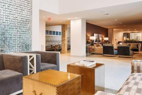 Χώρος καθιστικού στο Luxurious 1 Bedroom w pool & patio inGalleria area