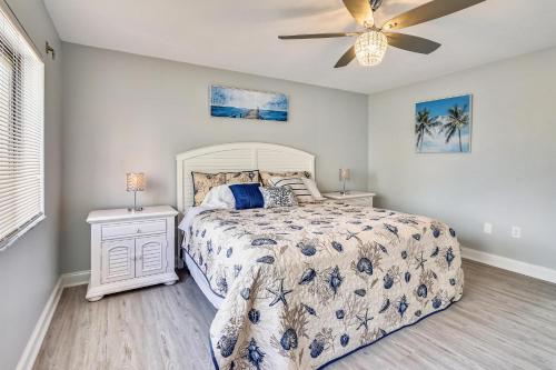 セント・ピート・ビーチにあるLand's End 6-205 Beach Front - Premierのベッドと天井扇風機のある寝室