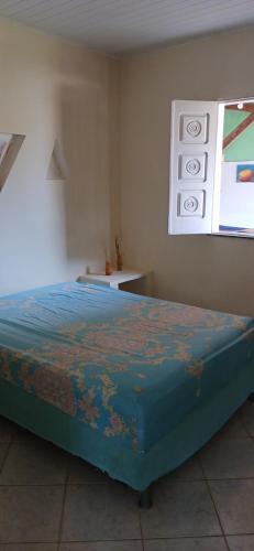 エスタンシアにあるCentro Aquatico Aratuのベッドルーム1室(青いベッドカバー、窓付)