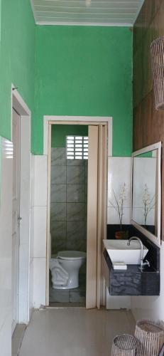 エスタンシアにあるCentro Aquatico Aratuの緑豊かなバスルーム(洗面台、トイレ付)