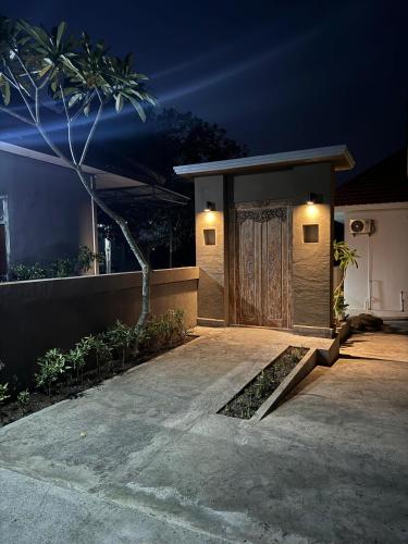 Bangunan di mana terletaknya rumah tamu ini